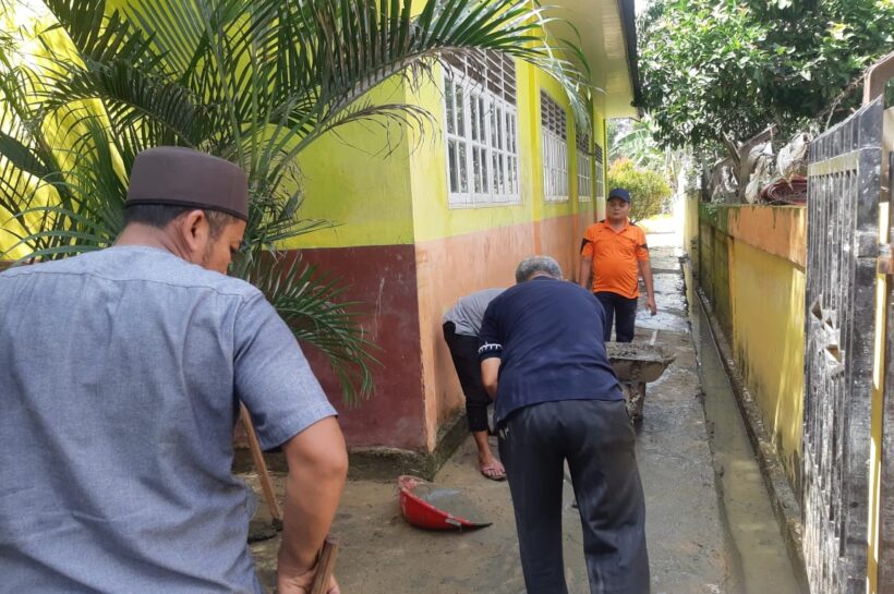 Solidaritas MTsN 2 Kota Lhokseumawe Gotong Royong Bersihkan MIN 10 Aceh Utara Pasca Banjir