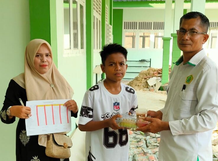 Pembagian Makan Bergizi Gratis Perdana Sukses Digelar di MTSN 2 KOTA LHOKSEUMAWE